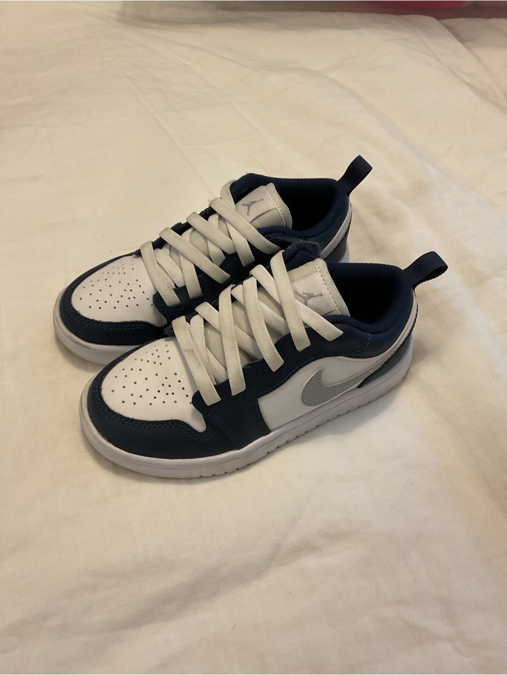 Jordan Kids Low-Top Sneakers in White and Navy - Picture 2 of 5